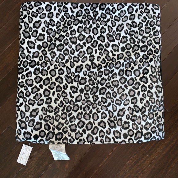 Pillow covers 2 black white grey leopard - Picture 4 of 11